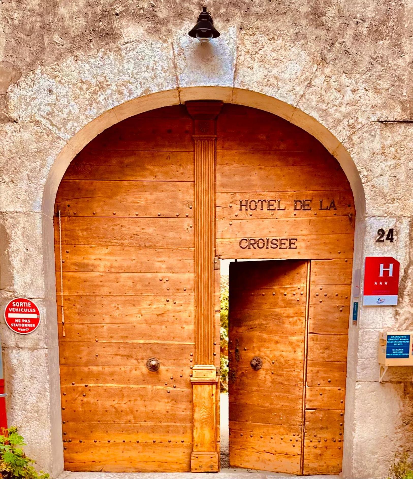 Hotel De La Croisee Poncin Екстериор снимка