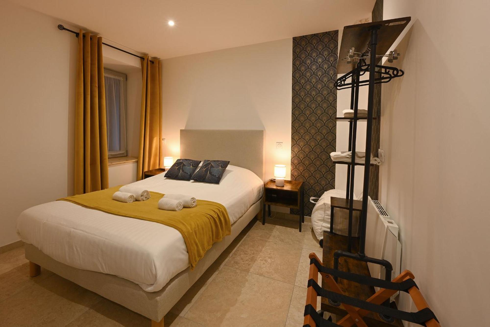 Hotel De La Croisee Poncin Екстериор снимка