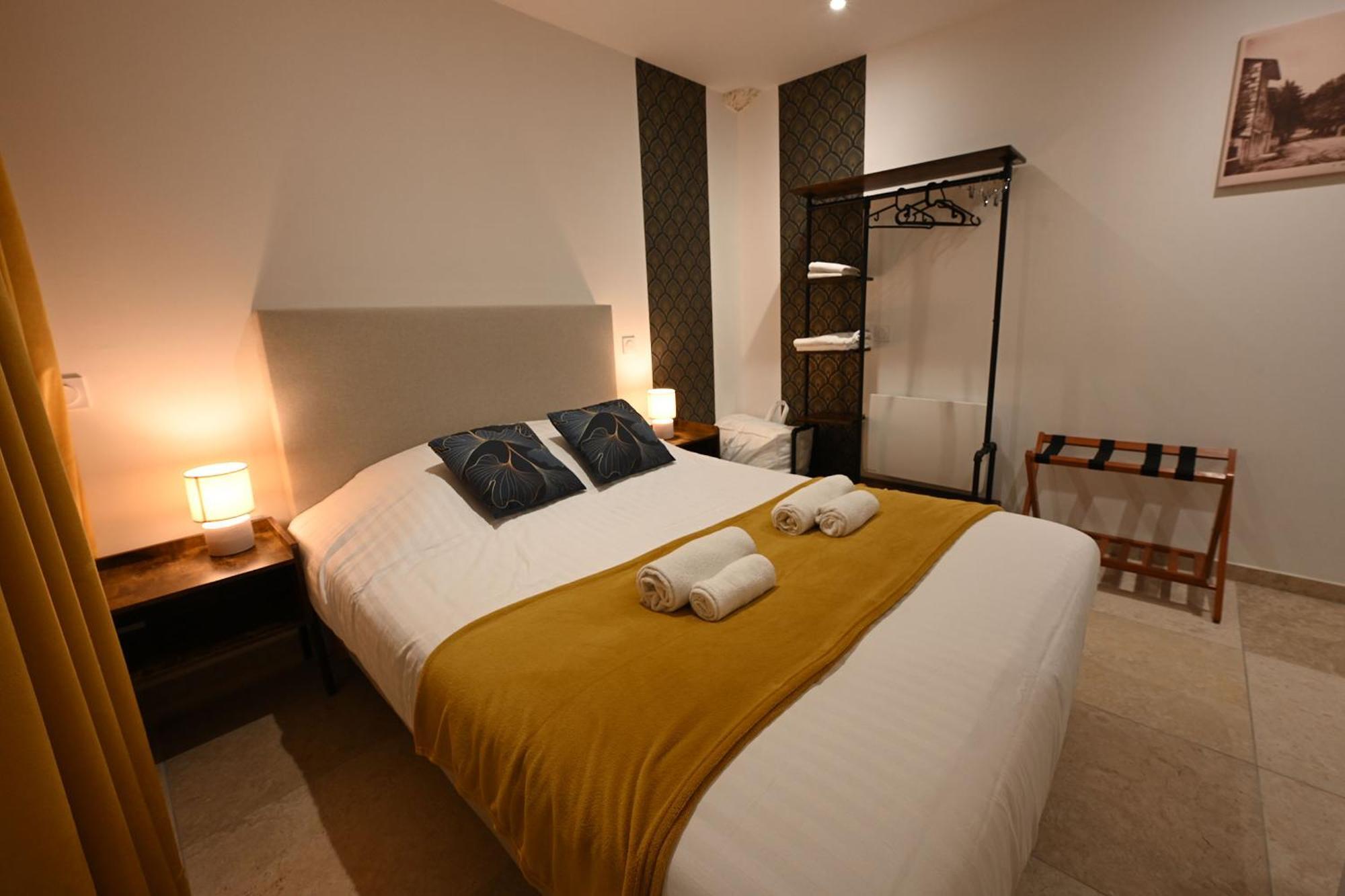 Hotel De La Croisee Poncin Екстериор снимка